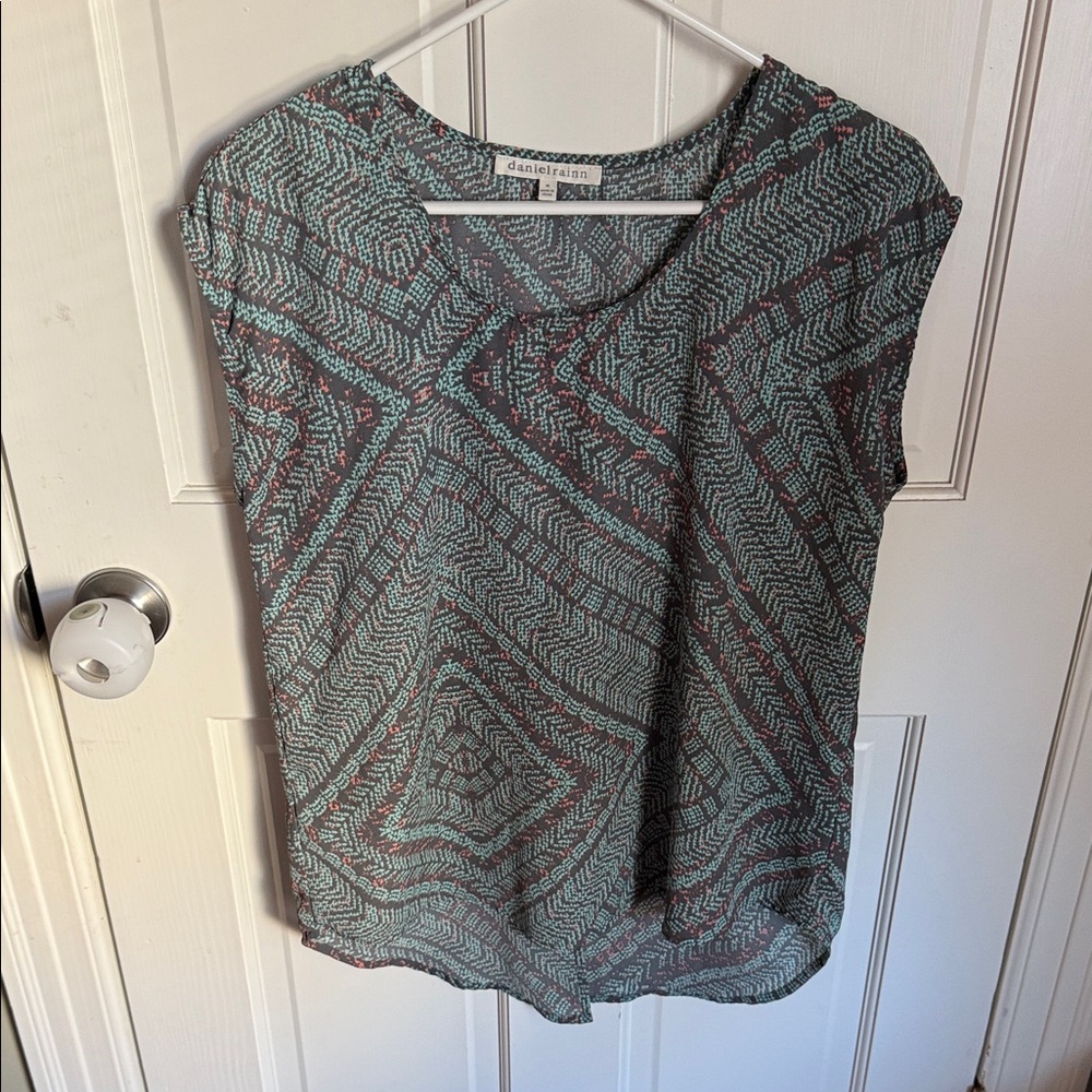 Patterned Sleeveless Top women’s size medium blouse